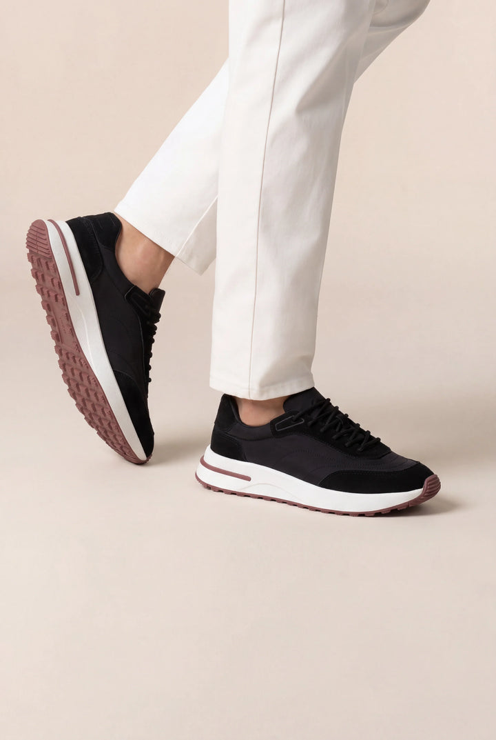 czarne sneakersy w kolorze nocnej czerni