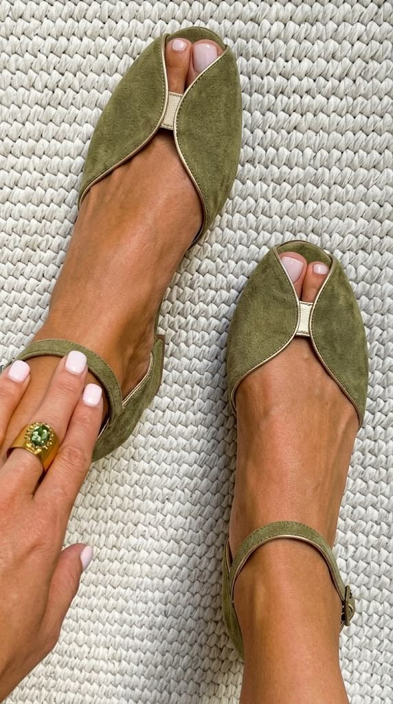 Dorotea – eleganckie baleriny z zamszu z metaliczną lamówką i odkrytym czubkiem