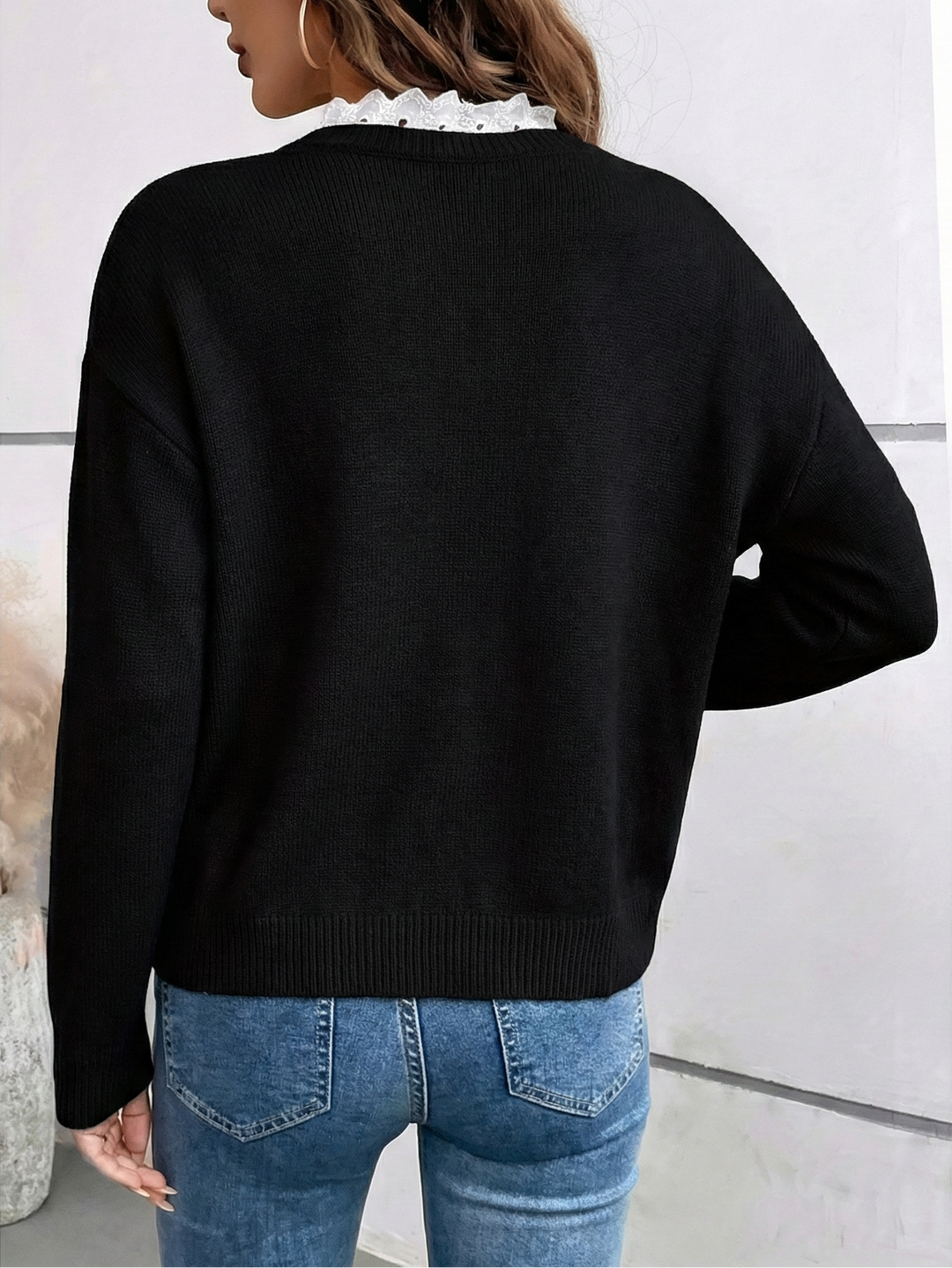 Céline | Elegancki dzianinowy sweter z ozdobnym koronkowym kołnierzykiem