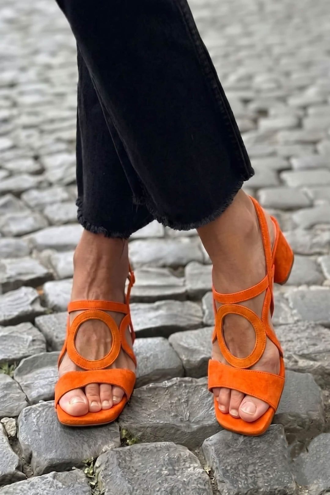 Caliope – buty na obcasie z kwadratowym czubkiem i okrągłym wykończeniem na lato