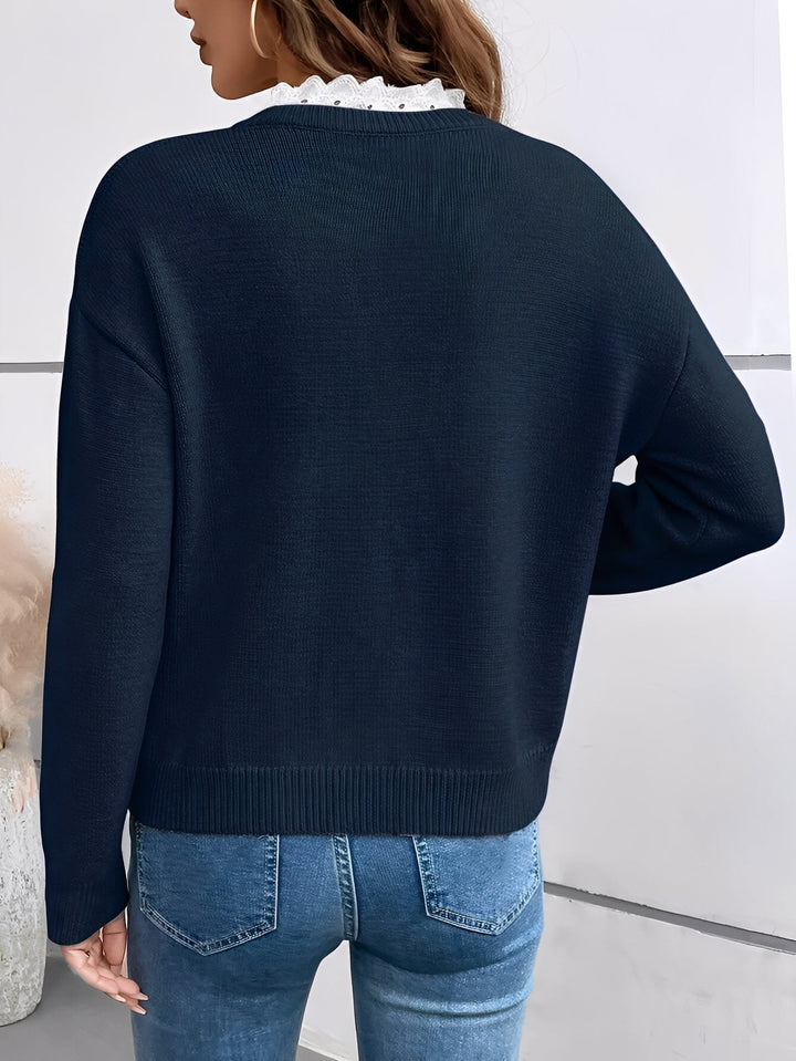 Elegancki dzianinowy sweter z koronkowym kołnierzykiem