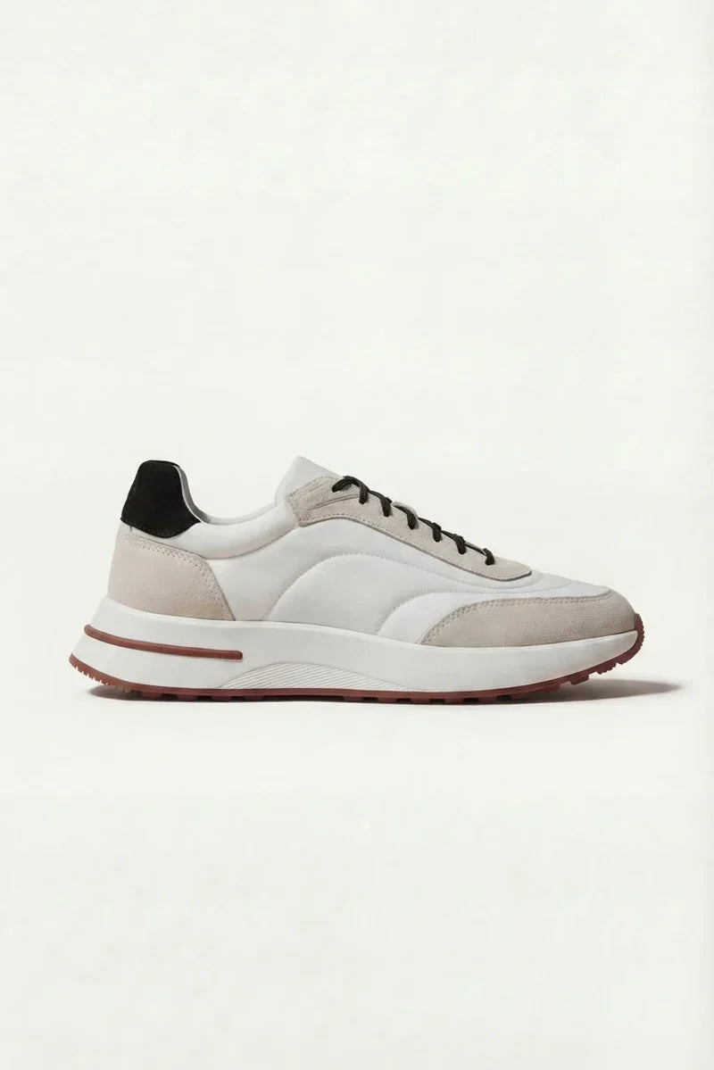Białe sneakersy