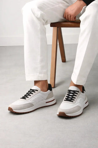 Białe sneakersy